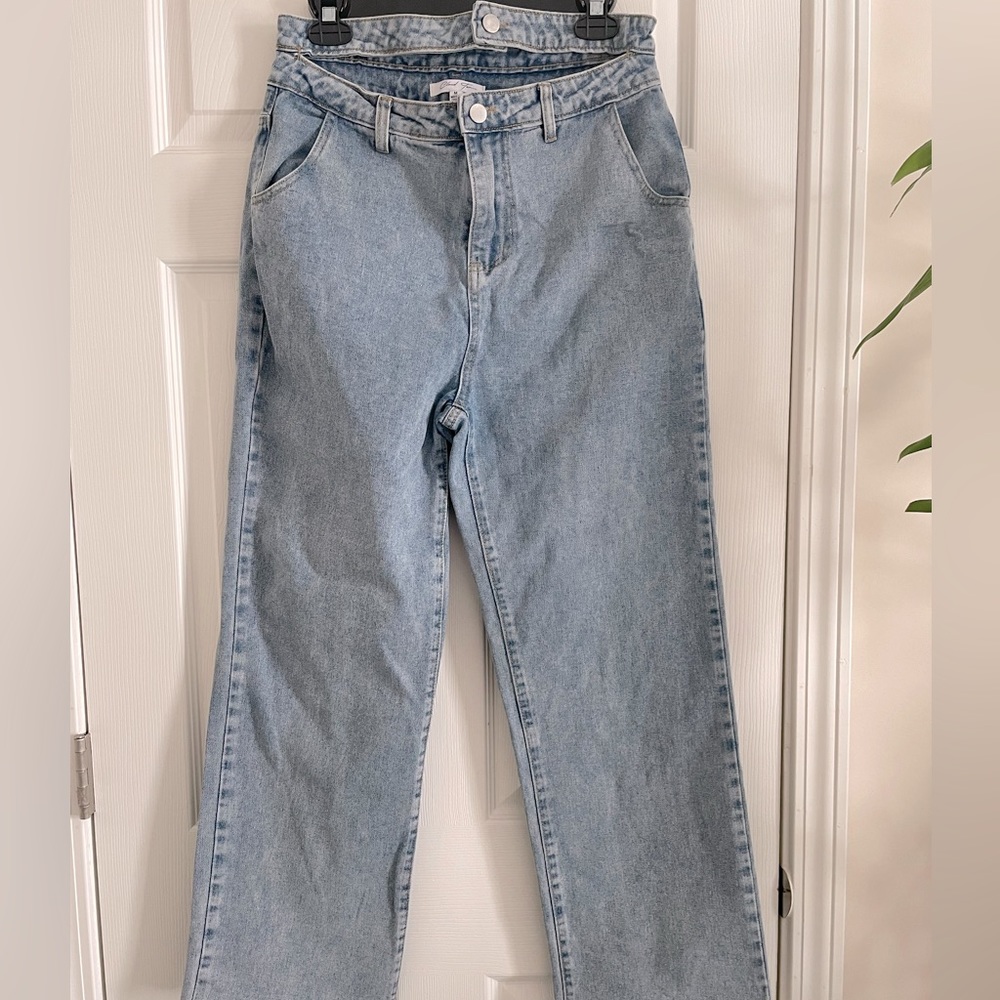 Light washed denim jean w/ high waisted double button